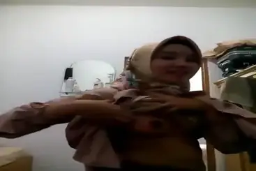 Mahasiswi Sholeh Buat Video Bugil Khusus Pacar